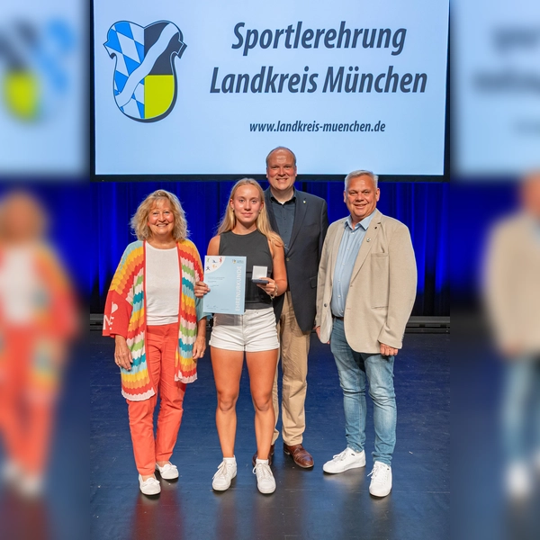 Hanna Aurnhammer vom TC Ismaning wurde für ihre sportlichen Erfolge geehrt. Es gratulierten Landrat Christoph Göbel, Kreisrätin Annette Ganssmüller-Maluche und Ismanings Dritter Bürgermeister Max Kraus (r.).  (Foto: Robert Kiderle)