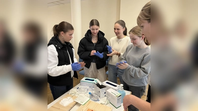 Welche Hygienevorschriften gibt es? Neben der Theorie gab es beim Tag der Ausbildung auch praktische Elemente.  (Foto: Starnberger Kliniken)