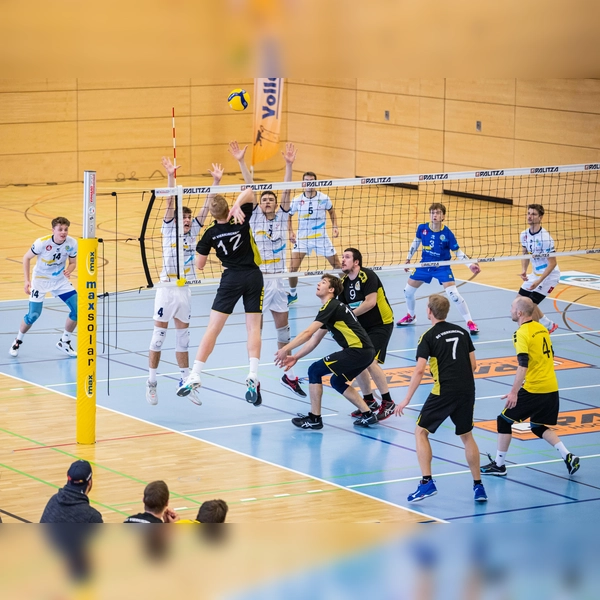 Der besondere Reiz des Duells David vs. Goliath weht auch über dem Bayerischen Pokalfinale in Planegg am Sonntag. Der SV Schwaig (Bildhintergrund) strebt dabei den vierten Pokalsieg in Serie an in Bayern. (Foto: Fabian Bartsch)