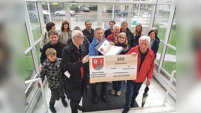 850 Unterschriften hat die Bürgerinitiative im Rathaus überreicht. 	 (Foto: BI Straßenerschließung Aschheim/Dornach)