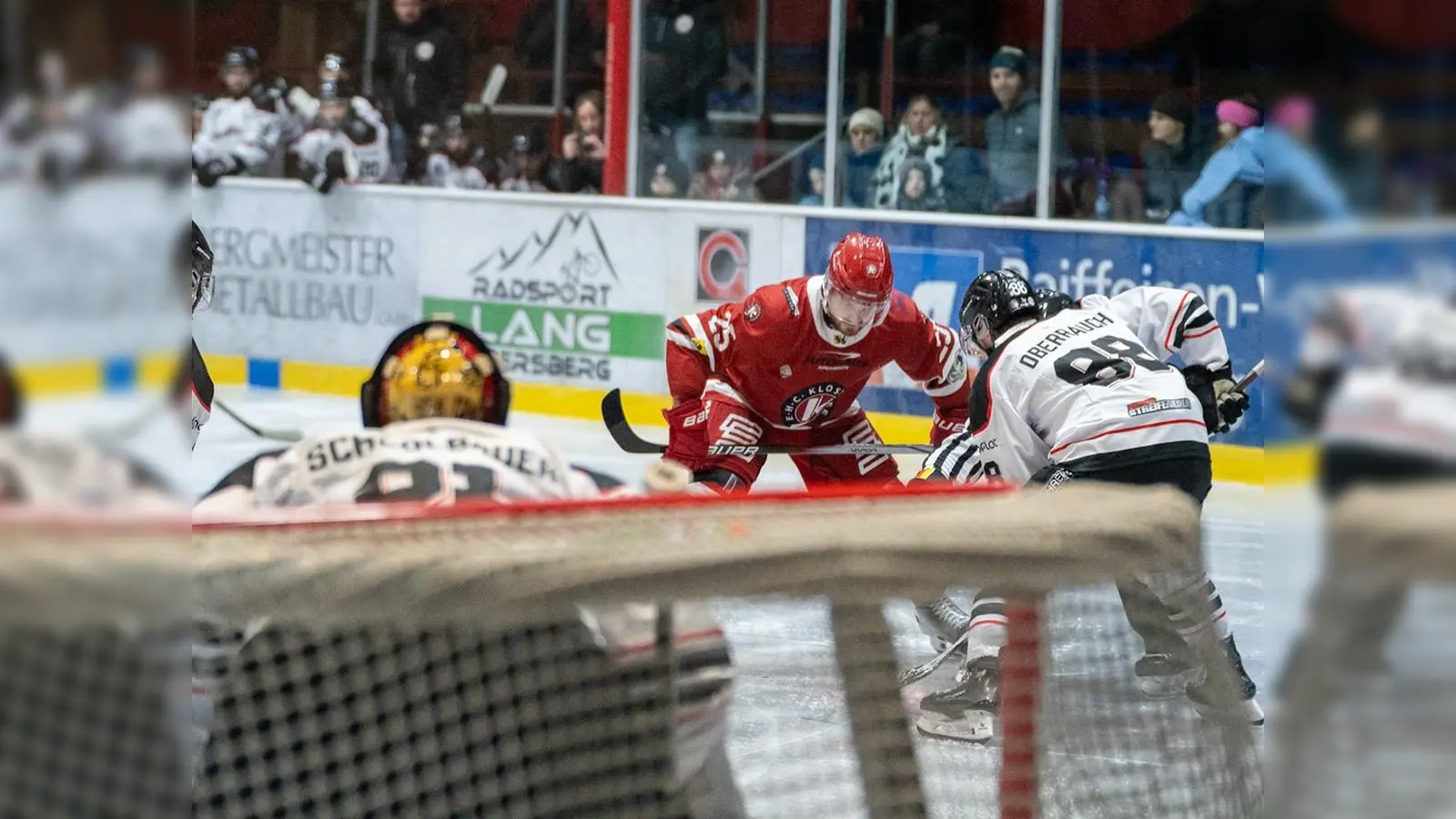 Kapitän Vitus Gleixner (rotes Trikot) vom EHC Klostersee beim Bully „aus der Sicht des Torhüters. (Foto: smg)