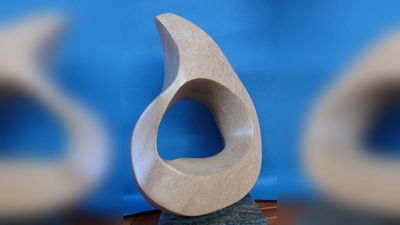 Nach zahlreichen Gemeinschaftsausstellungen freut sich Klaus Fischer, dem kunstinteressierten Publikum jetzt in der Blutenburg eine Auswahl seiner Werke präsentieren zu können. (Foto: Klaus u. Helga Fischer)