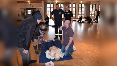 Markus Mende und Feuerwehrarzt, die beiden Initiatoren der First-Responder-Gruppe (stehend) sowie Thomas Schnitzenbaumer von der Feuerwehr Harthausen. (Foto: Mende)