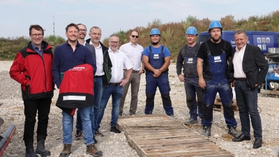 Bei einem Ortstermin informierten sich Vertreter der beteiligten Unternehmen, Mitarbeiter sowie Grasbrunns Erster Bürgermeister Klaus Korneder (rechts) über die Fortschritte auf dem Bohrfeld. (Foto: Gemeinde Grasbrunn)