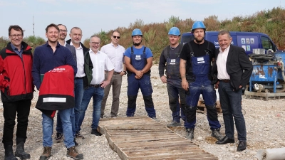 Bei einem Ortstermin informierten sich Vertreter der beteiligten Unternehmen, Mitarbeiter sowie Grasbrunns Erster Bürgermeister Klaus Korneder (rechts) über die Fortschritte auf dem Bohrfeld. (Foto: Gemeinde Grasbrunn)