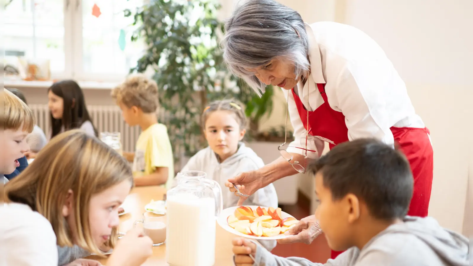 Der Verein brotZeit sucht engagierte Seniorinnen und Senioren aus Taufkirchen, die beim Frühstücksbuffet für Grundschüler helfen möchten. (Foto: Barbara Gandenheimer)