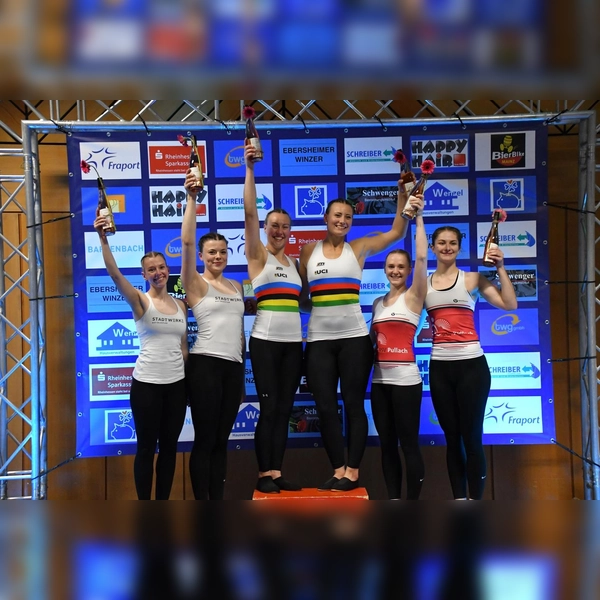 Auf dem Siegerpodest: Die Sportlerinnen vom RSV Knetterheide (1. Platz), RSF Bonn-Duisdorf (2. Platz) und RSV Pullach (3. Platz). (Foto: Andreas Steger)