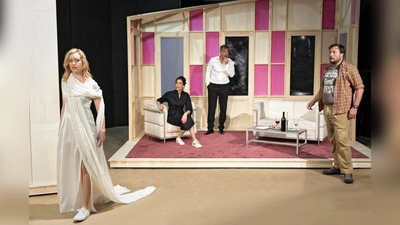 Jan Sosniok, Judith Richter, Genoveva Mayer und Maximilian Laprell zeigen eine Spitzenkomödie über ein spitzenbesetztes Brautkleid. (Foto: Alvise Predieri)