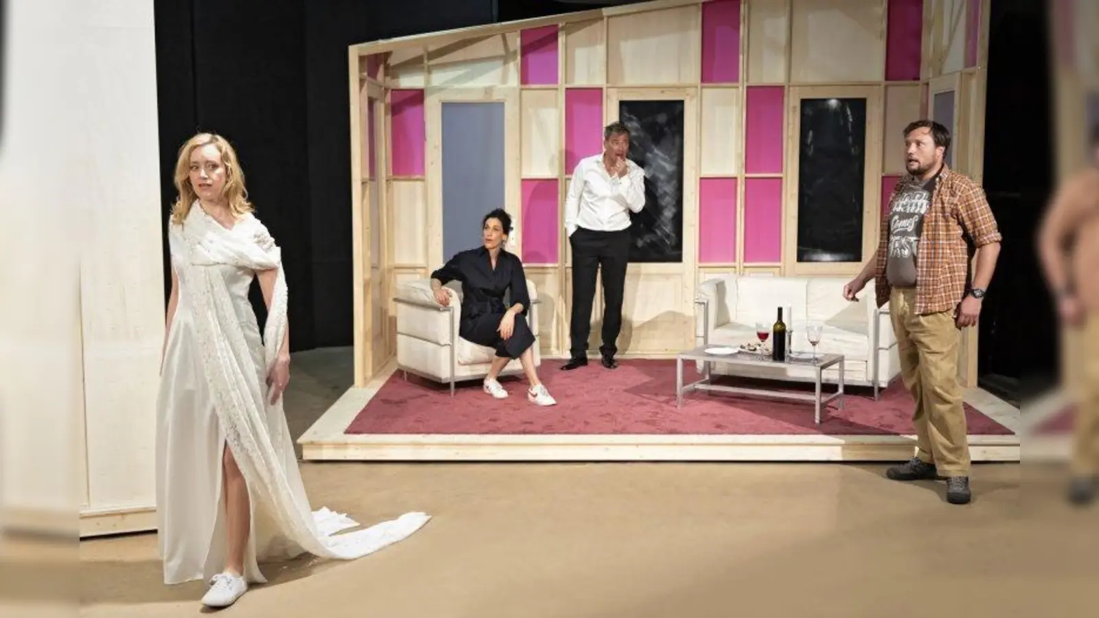 Jan Sosniok, Judith Richter, Genoveva Mayer und Maximilian Laprell zeigen eine Spitzenkomödie über ein spitzenbesetztes Brautkleid. (Foto: Alvise Predieri)