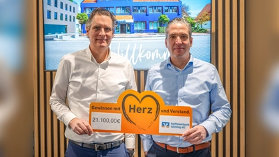 Übergaben die Spende: Oliver Glöggler (l.) und Jochen Beier. (Foto: Raiffeisenbank Gilching eG)
