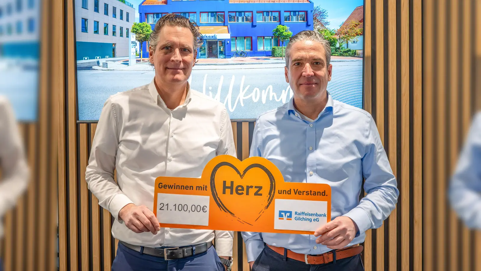 Übergaben die Spende: Oliver Glöggler (l.) und Jochen Beier. (Foto: Raiffeisenbank Gilching eG)