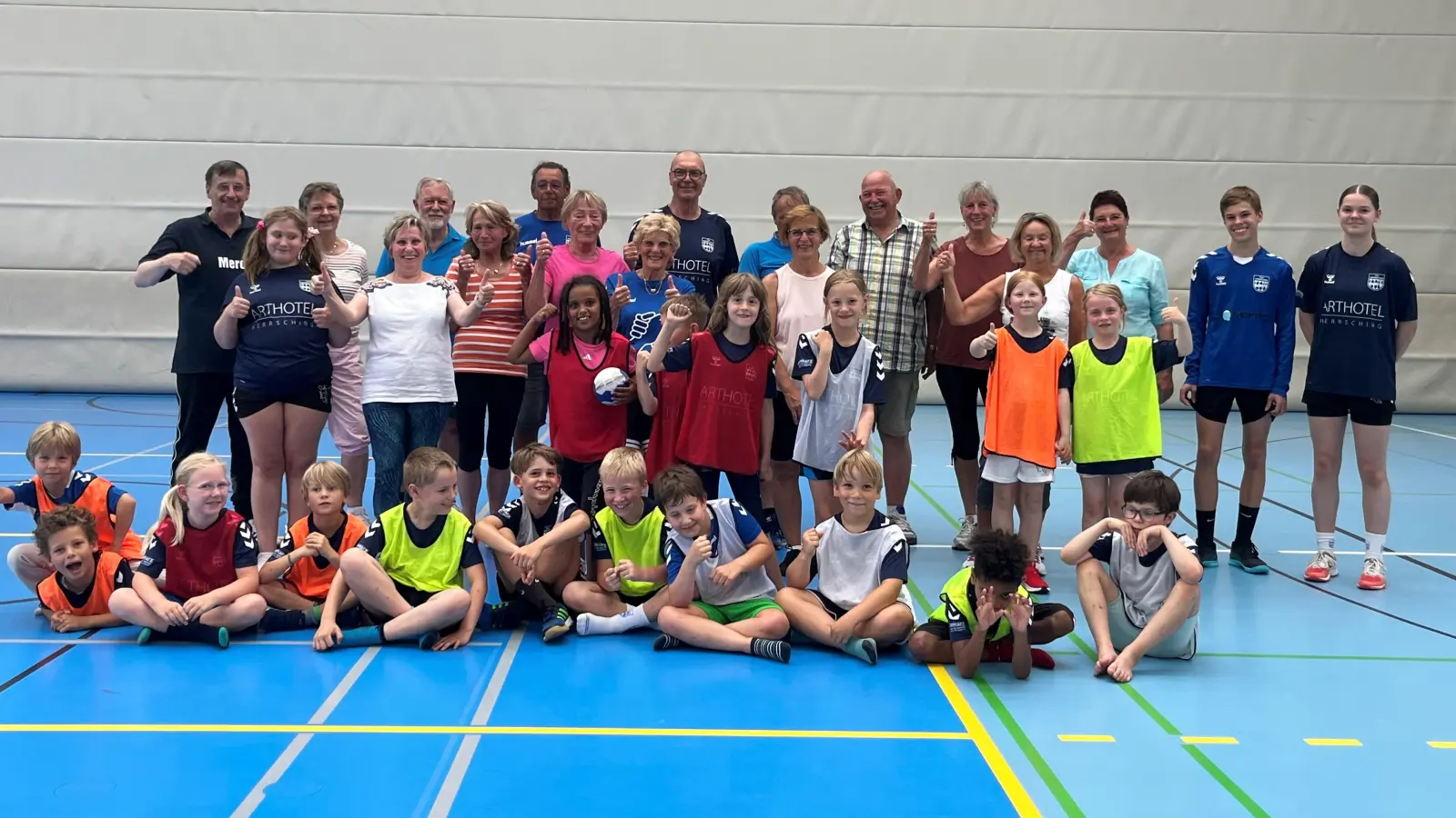 Das gemeinsame Handballtraining beim TSV Herrsching zwischen der F-Jugend und Senioren wurde natürlich auch mit einem Gruppenfoto festgehalten. (Foto: red)