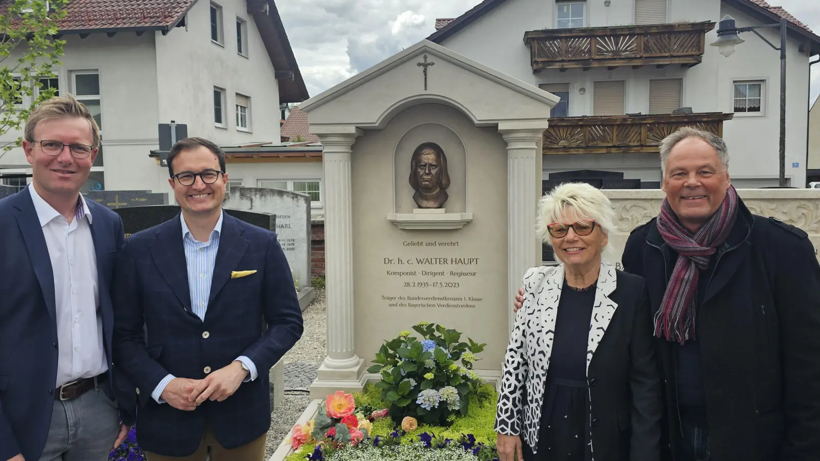 Am Grabmal von Walter Haupt (von links nach rechts): Steinmetz Robert Pätzold, Aschheims Erster Bürgermeister Florian Meier, Witwe Rosemarie Nistler-Haupt und der Architekt des Grabmals, Wolfgang Görl. (Foto: privat)