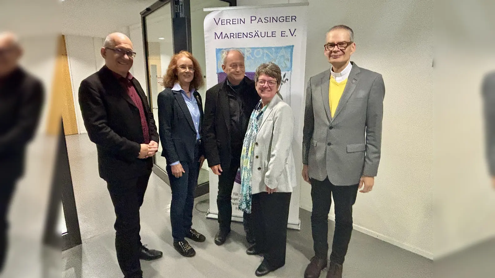 Zur Vernissage der Ausstellung „Engel, unsere himmlischen Begleiter” kamen Frieder Vogelsgesang vom BA, Maria Osterhuber-Völkl vom Mariensäule-Verein, die Ausstellungsmacher Michael Meuer und Sonja Lhota sowie Pfarrvikar Victor Spielauer (v.l.). (Foto: Ulrike Seiffert)