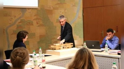 Architekt Jürgen Gollwitzer präsentierte im Kraillinger Gemeinderat sein Modell für den Rathausumbau. Links im Bild Bürgermeisterin Christine Borst, rechts Bauamtsleiter Michael Kuch. (Foto: US)
