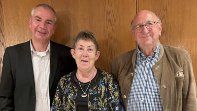 Die langjährigen Vorstandsmitglieder wurden wiedergewählt (v.l.): Harald Mansi, Gillian Pal und Hubert Lauter. (Foto: AWO)