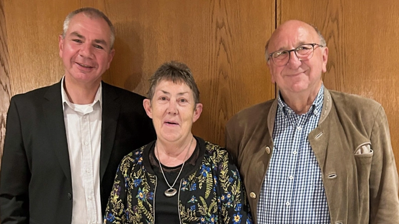 Die langjährigen Vorstandsmitglieder wurden wiedergewählt (v.l.): Harald Mansi, Gillian Pal und Hubert Lauter. (Foto: AWO)