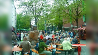 Der Mittelpunkt ist wieder da: Bürger und Politiker feierten am Samstag den neuen Maibaum, der tags zuvor von der Feuerwehr aufgestellt worden war. (Foto: bb)