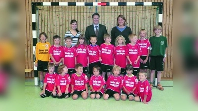 Die Nachwuchs-Handballer des TSV Allach in ihren neuen Trikots. (Foto: pi)