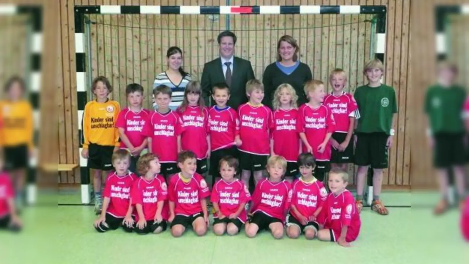 Die Nachwuchs-Handballer des TSV Allach in ihren neuen Trikots. (Foto: pi)
