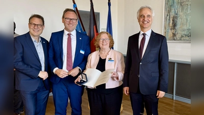 Freuten sich über die Auszeichnung (v.l.): Steffen Enzmann (Bezirksvorsitzender Bayerischer Landes-Sportverband), Benjamin Miskowitsch (MdL), Traude Mandel sowie Regierungspräsident Dr. Konrad Schober. (Foto: Regierung von Oberbayern)