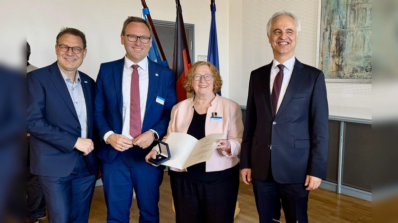 Freuten sich über die Auszeichnung (v.l.): Steffen Enzmann (Bezirksvorsitzender Bayerischer Landes-Sportverband), Benjamin Miskowitsch (MdL), Traude Mandel sowie Regierungspräsident Dr. Konrad Schober. (Foto: Regierung von Oberbayern)