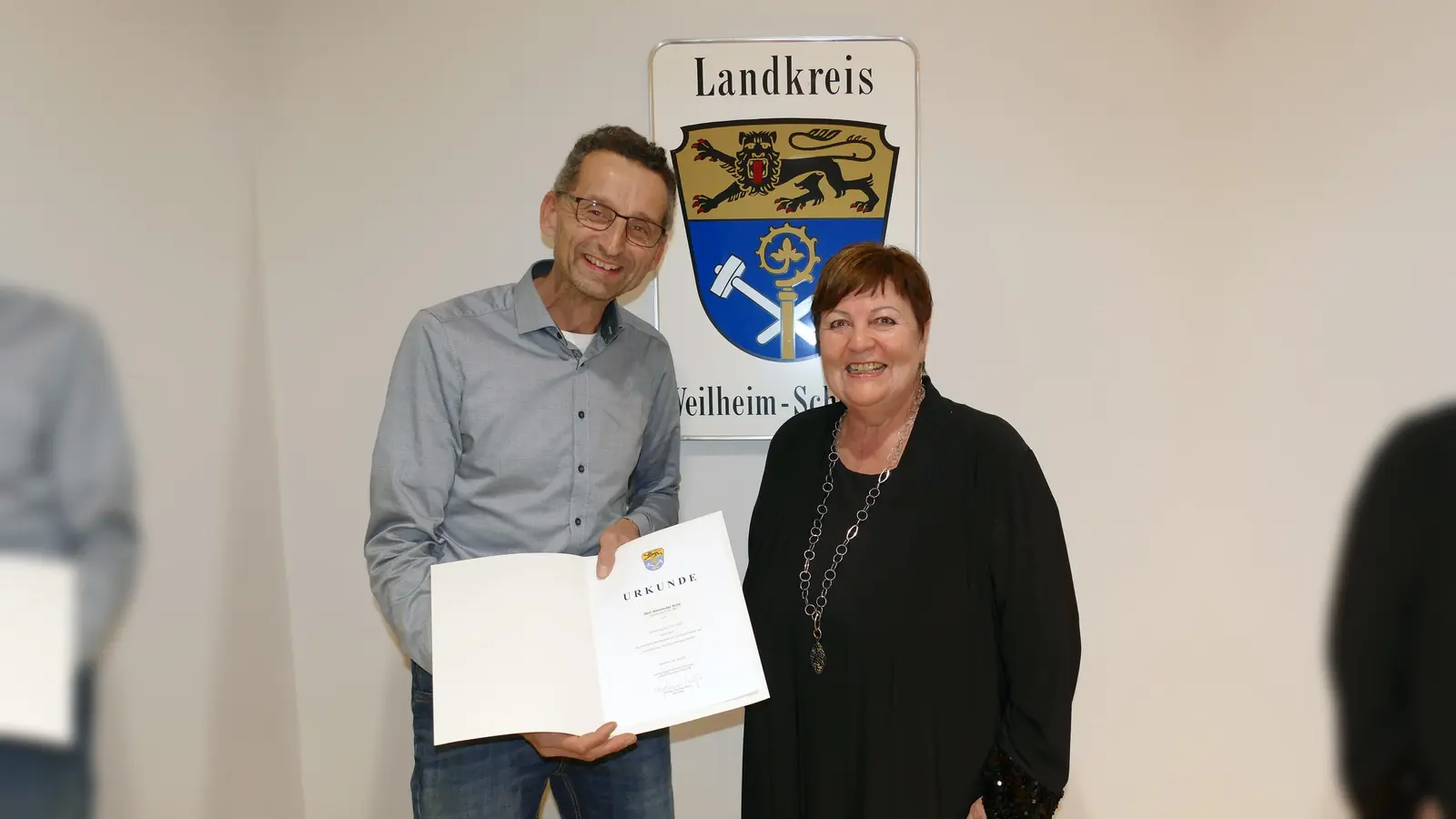 Landrätin Andrea Jochner-Weiß bei der Bestellung des neuen Wespen- und Hornissenberaters Alexander Kotz. (Foto: Landratsamt)