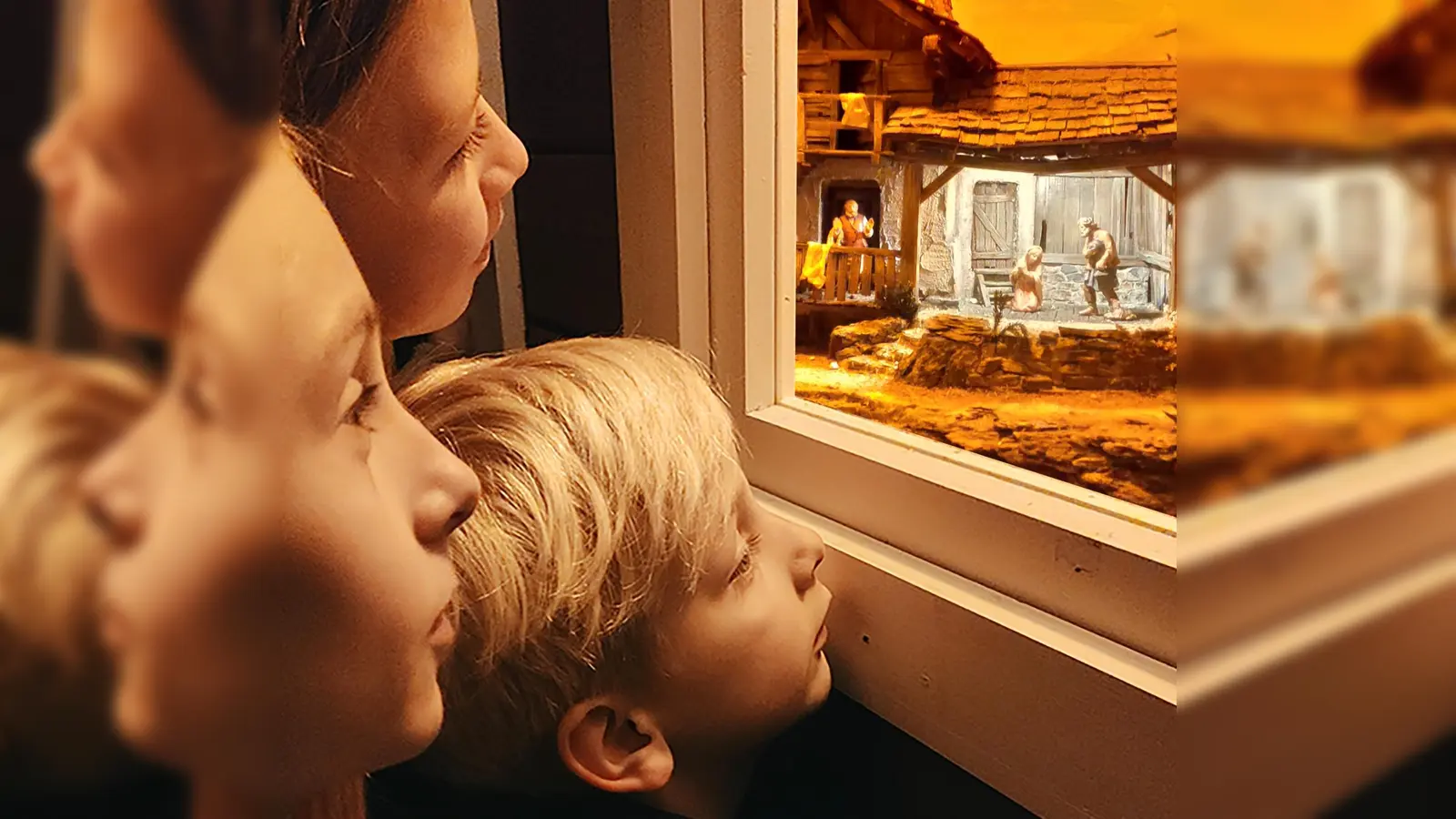 Der Krippenpfad macht die Stadt zu einer großen, offenen Galerie, die sowohl Kinder als auch Erwachsene gleichermaßen verzaubert.  (Foto: Ampertaler Krippenfreunde)