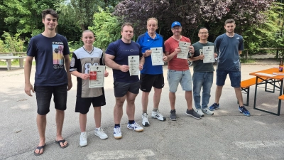 Bei der Feier wurde auch ein Jubiläumsturnier ausgetragen. Hier präsentieren sich die Sieger gemeinsam mit der Turnierleitung: (v.l.n.r.) David Ludwig, Anna Ledowch, Stefan Seyffarth, Anton Rickert, Thorsten Kämmerling, Qiao Yuan und Raphael Eilez. (Foto: TTC Garching)