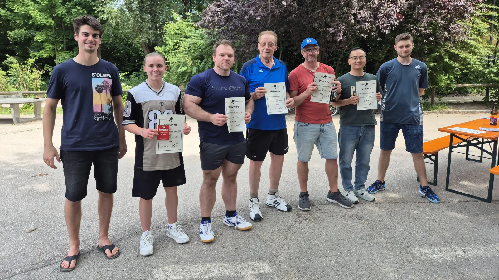 Bei der Feier wurde auch ein Jubiläumsturnier ausgetragen. Hier präsentieren sich die Sieger gemeinsam mit der Turnierleitung: (v.l.n.r.) David Ludwig, Anna Ledowch, Stefan Seyffarth, Anton Rickert, Thorsten Kämmerling, Qiao Yuan und Raphael Eilez. (Foto: TTC Garching)