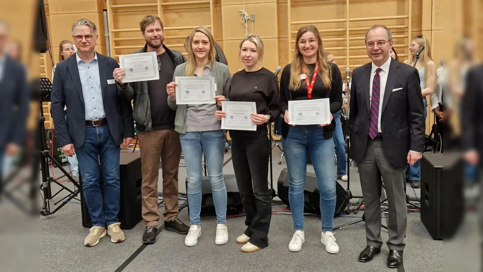 Kümmern sich um künftige Fachkräfte: Schulleiter Rainer Sonnleitner, Christian Empl (Tagwerkladen), Lisa Schneider (Stadtwerke Dorfen), Alina Kraus (Edeka), Johanna Auer (Schreiner-Group) und Bürgermeister Heinz Grundner (von links). (Foto: Josef Hartwich)
