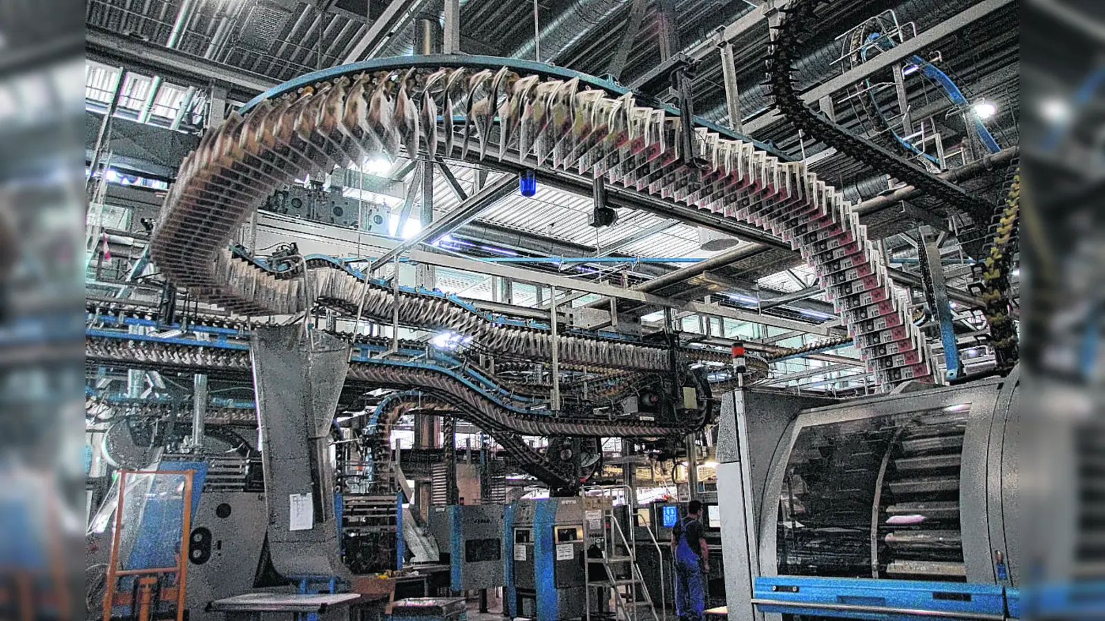 Fast fertig: Hier in der Druckerei sind schon die Beilagen in die Anzeiger eingefügt.Jetzt müssen die Zeitungen nur noch in Stapel zusammengefasst und verpackt werden. (Foto: eis)