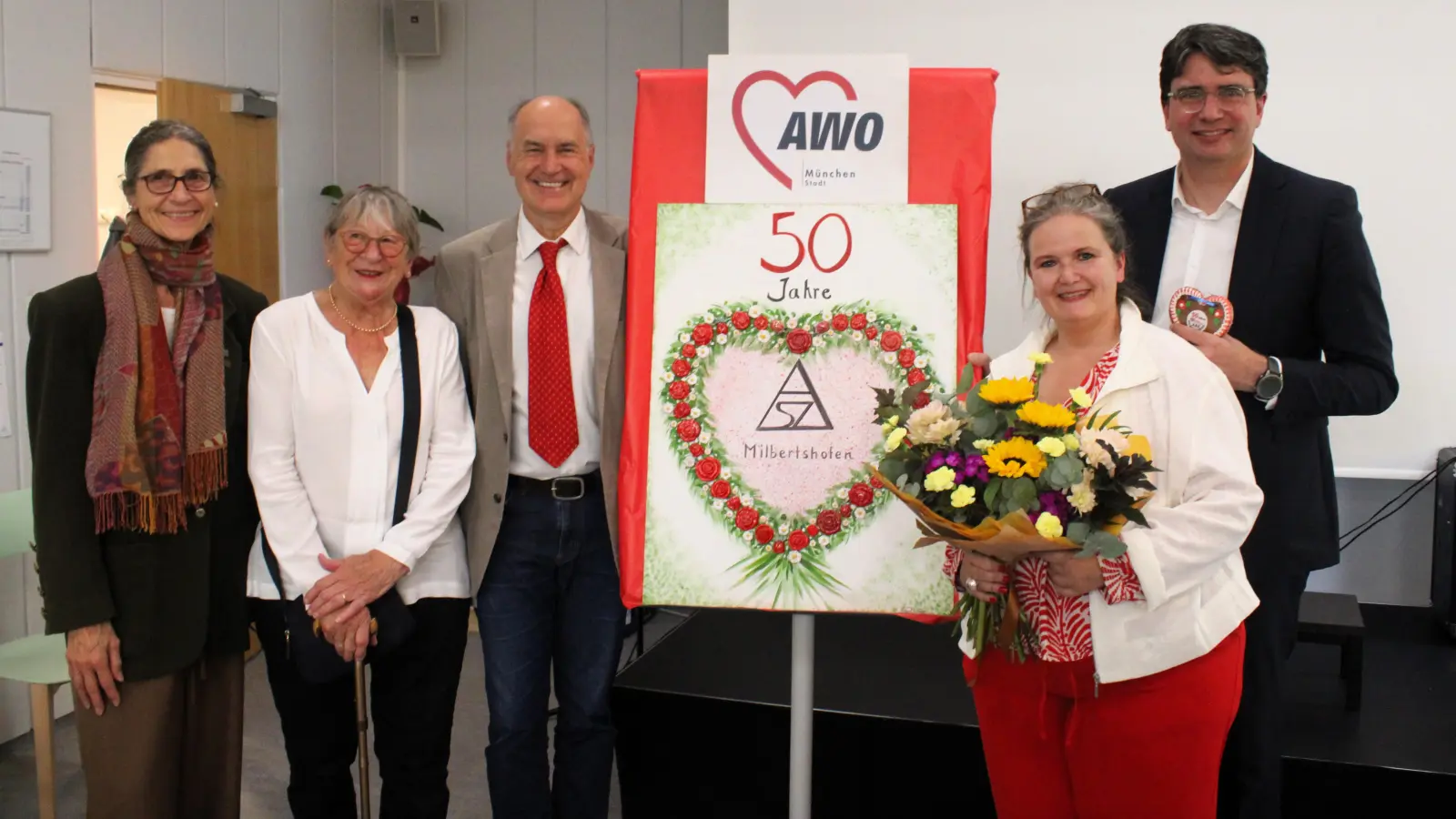 Sie hatten Grund zum Feiern: (v.l.) Gabriele Tomsche (Seniorenbeirätin Stadtbezirk 11), Constanze Lindner-Schädlich (Vorsitzende AWO-Ortsverein Milbertshofen), Hans Kopp, Alexandra Eichinger (Leitung ASZ-Milbertshofen) und Florian von Brunn. (Foto: AWO München-Stadt)