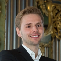 Aaron Vorderholzer leitet die Aufführung. (Foto: Anita Berger)
