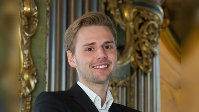 Aaron Vorderholzer leitet die Aufführung. (Foto: Anita Berger)