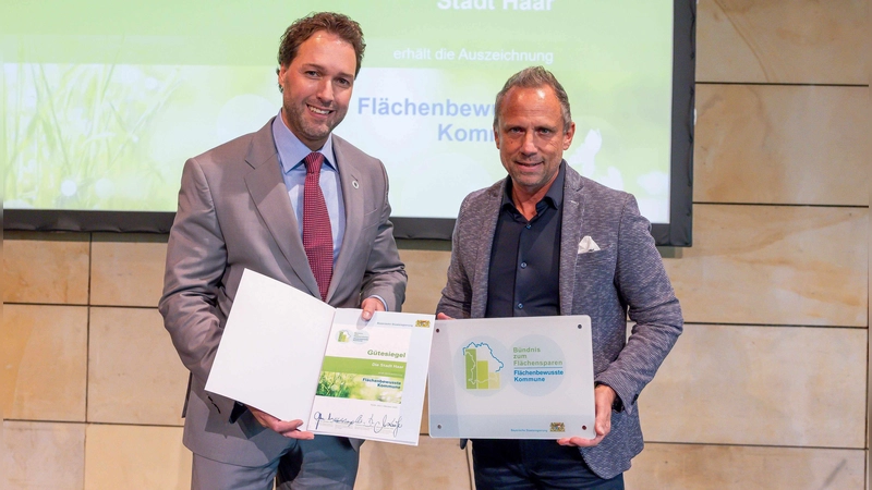 Haars Erster Bürgermeister Andreas Bukowski (links) mit Thorsten Glauber, Staatsminister für Umwelt und Verbraucherschutz. (Foto: Bayerisches Staatsministerium für Umwelt und Verbraucherschutz)