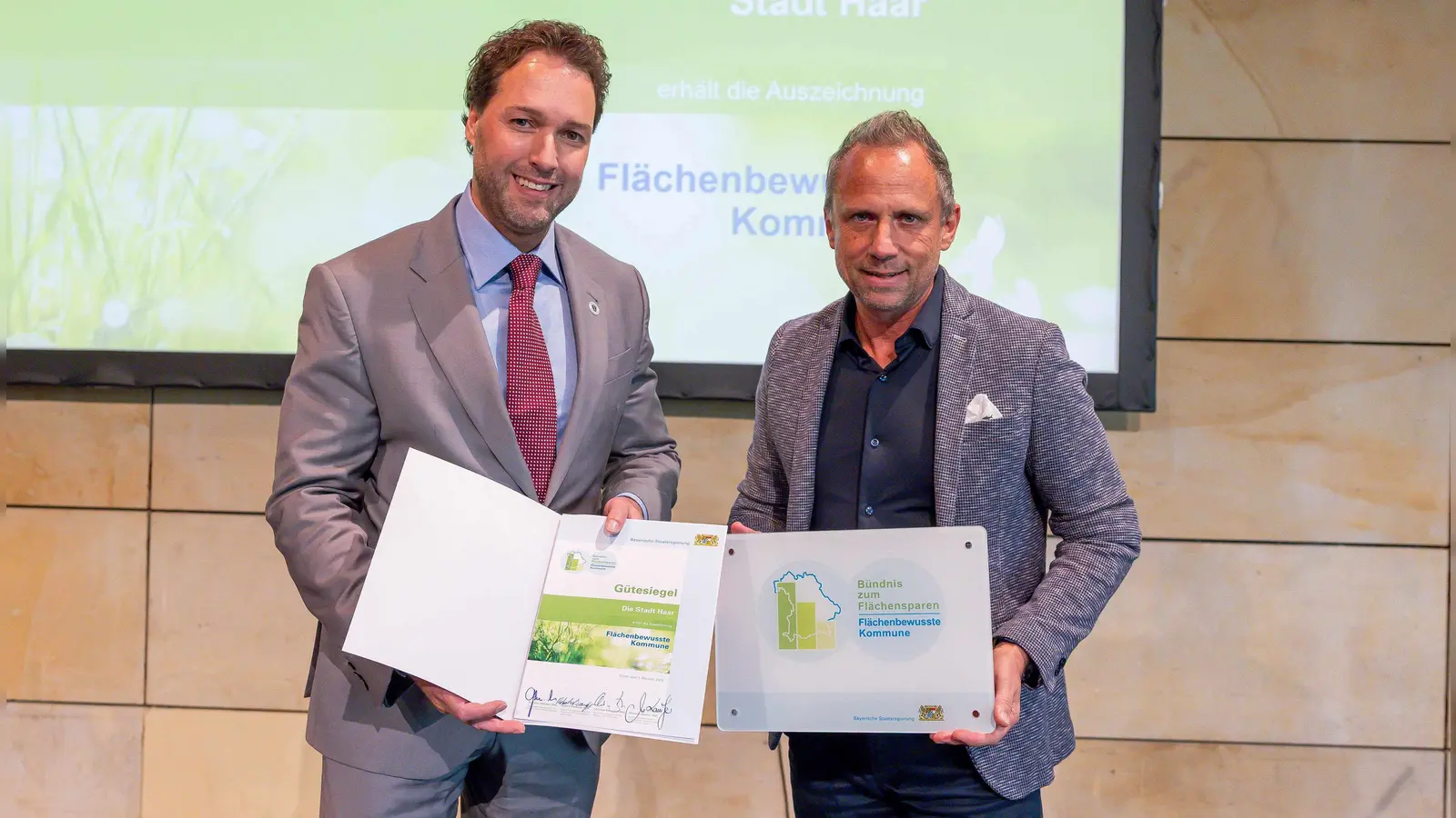 Haars Erster Bürgermeister Andreas Bukowski (links) mit Thorsten Glauber, Staatsminister für Umwelt und Verbraucherschutz. (Foto: Bayerisches Staatsministerium für Umwelt und Verbraucherschutz)
