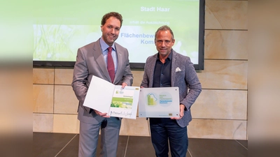 Haars Erster Bürgermeister Andreas Bukowski (links) mit Thorsten Glauber, Staatsminister für Umwelt und Verbraucherschutz. (Foto: Bayerisches Staatsministerium für Umwelt und Verbraucherschutz)