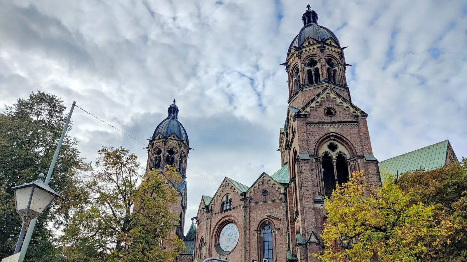 Seit über 120 Jahren ist Sankt Lukas mit den beiden Osttürmen und der fast 64 Meter hohen Hauptkuppel selbst ein eindrucksvoller Blickfang.  (Foto: Deutsche Stiftung Denkmalschutz/Schabe)