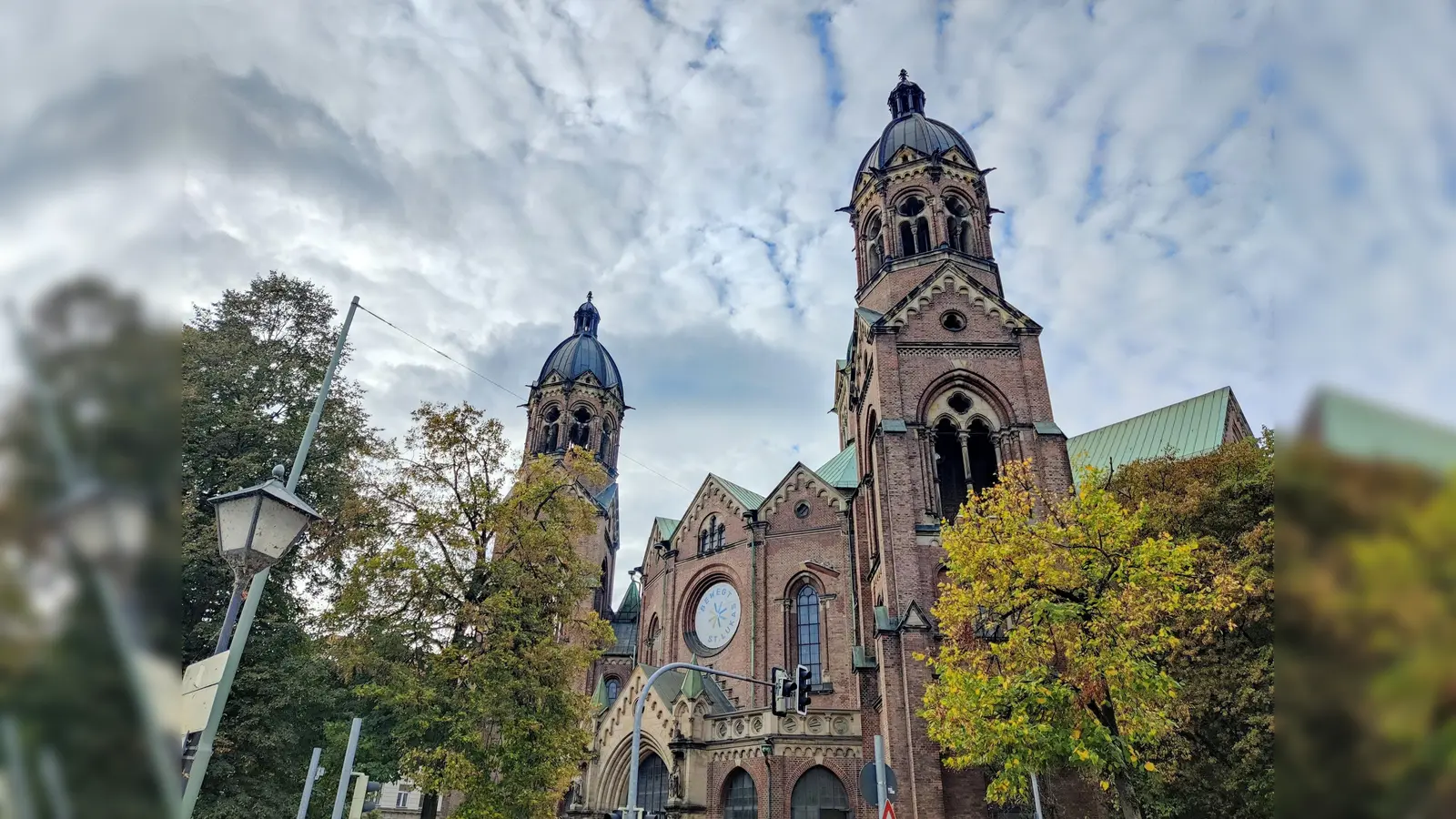 Seit über 120 Jahren ist Sankt Lukas mit den beiden Osttürmen und der fast 64 Meter hohen Hauptkuppel selbst ein eindrucksvoller Blickfang.  (Foto: Deutsche Stiftung Denkmalschutz/Schabe)