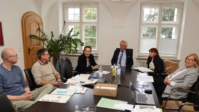 Daniel Schiller-Schützsack, Koordinator des Pflegestützpunkts des Landkreises Freising, Sozialamtsleiter Werner Wagensonner, Dr. Dagmar Seghutera vom Seniorenbeirat der Stadt Moosburg, Landrat Helmut Petz sowie die beiden Vorsitzenden des Kreisseniorenbeirats, Beate Drobniak undRita Schwaiger.(v.l.) (Foto: LRA Freising)