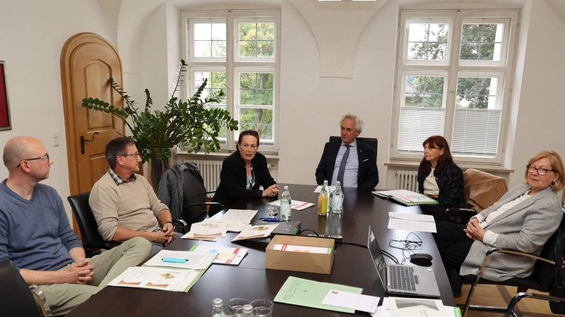 Daniel Schiller-Schützsack, Koordinator des Pflegestützpunkts des Landkreises Freising, Sozialamtsleiter Werner Wagensonner, Dr. Dagmar Seghutera vom Seniorenbeirat der Stadt Moosburg, Landrat Helmut Petz sowie die beiden Vorsitzenden des Kreisseniorenbeirats, Beate Drobniak undRita Schwaiger.(v.l.) (Foto: LRA Freising)
