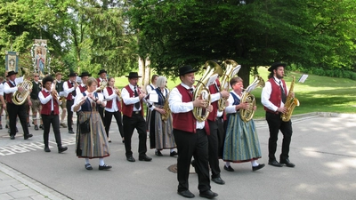 Die Blaskapelle Unterföhring bei der Prozession an Fronleichnam. Im Hintergrund ist der Schlittenberg zu sehen. (Foto: VA)