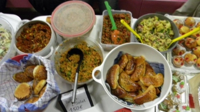 Ein Teil der Einnahmen erzielte die Anni-Braun-Schule aus einem türkisch-syrisch-deutschen Buffet. (Foto: Schule)