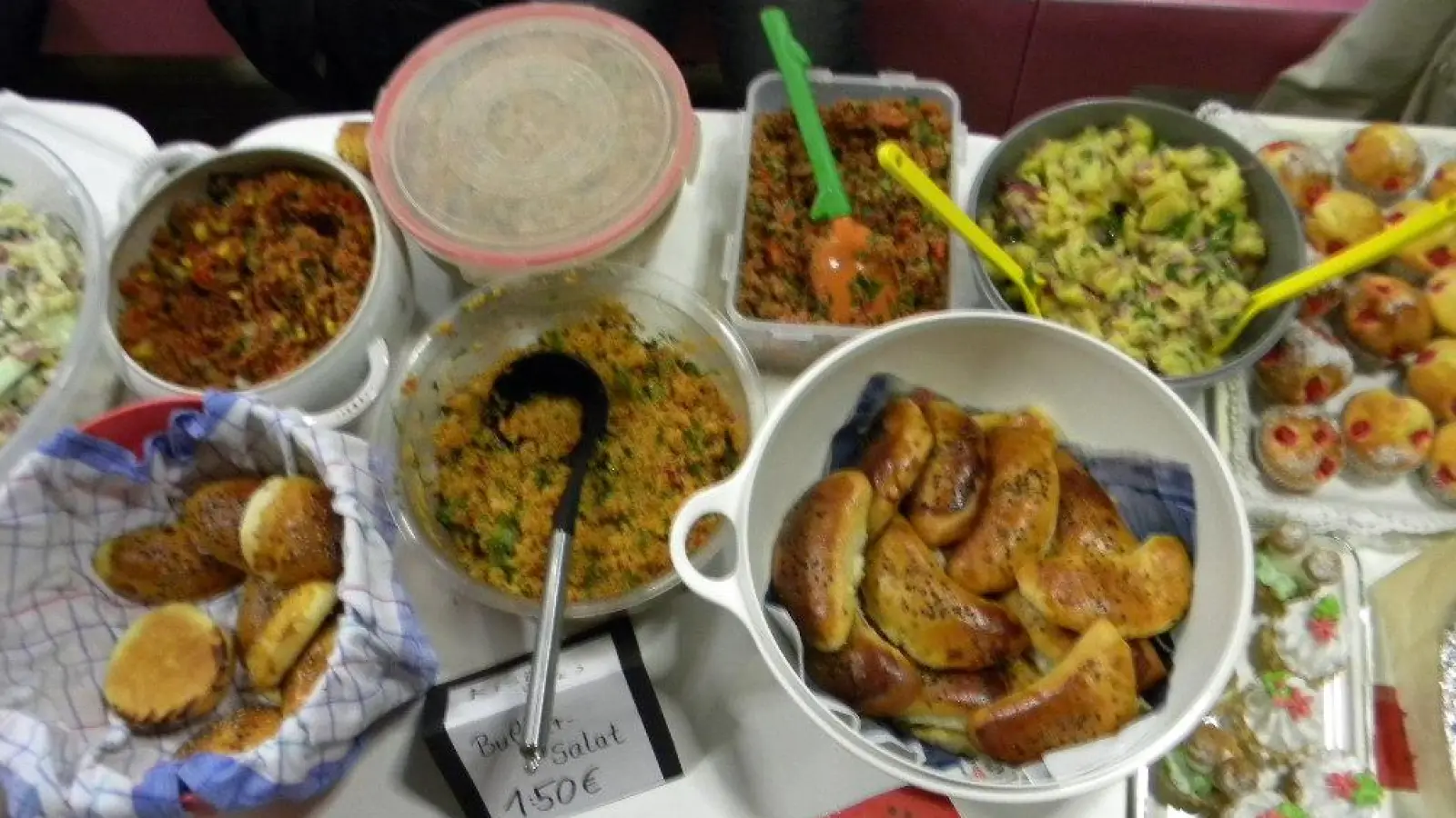 Ein Teil der Einnahmen erzielte die Anni-Braun-Schule aus einem türkisch-syrisch-deutschen Buffet. (Foto: Schule)
