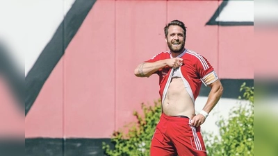 Sein Tor zum 1:0 brachte den FC Finsing auf die Siegerstraße. Für Markus Rickhof schien es zunächst kein Halten zu geben. Weiter ging er bei Torjubel dann doch nicht. 	 (Foto: C. Riedel)