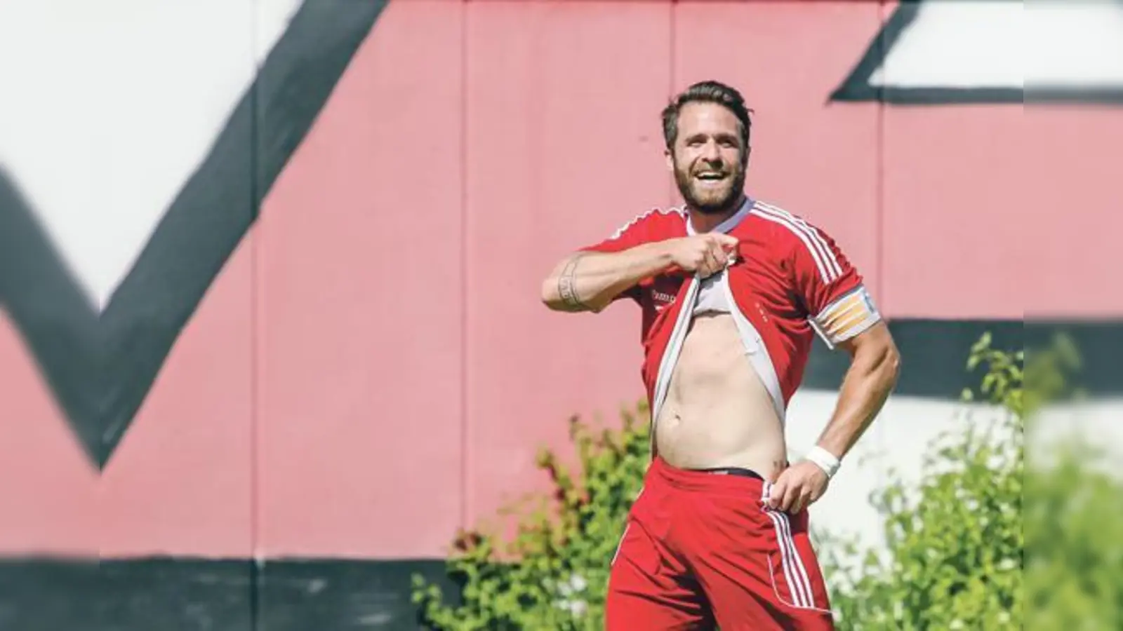 Sein Tor zum 1:0 brachte den FC Finsing auf die Siegerstraße. Für Markus Rickhof schien es zunächst kein Halten zu geben. Weiter ging er bei Torjubel dann doch nicht. 	 (Foto: C. Riedel)