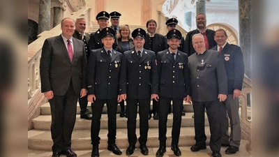 Thomas Angenendt (2. von rechts) und die ausgezeichneten Feuerwehrmänner aus Ismaning im Kreis der Gratulanten, darunter Landrat Christoph Göbel (links). (Foto: BRK Ismaning)