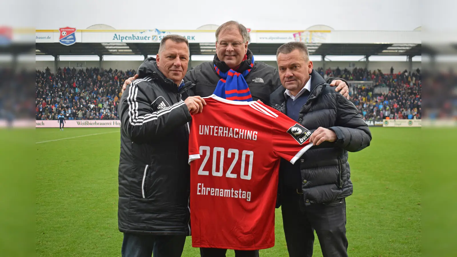 Machen sich gemeinsam stark für's Ehrenamt: Vize-Präsident Peter Wagstyl, Bürgermeister Wolfgang Panzer und SpVgg-Präsident Manfred Schwabl.  (Foto: SpVgg Unterhaching)