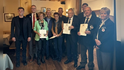 Michael Schäfer, Bernhard Seidenath, Brigitte Strasser, Sigi Bradl, Ria Weber, Gottfried Fiedler, Josef Mederer, hinter ihm Karl-HeinzFiedler, Landrat Stefan Löwl, Robert Rathje, Angelika Gumowski, (dahinter nicht sichtbar) Burkhard Hanus (v. l.).  (Foto: BRK Kreisverband Dachau)